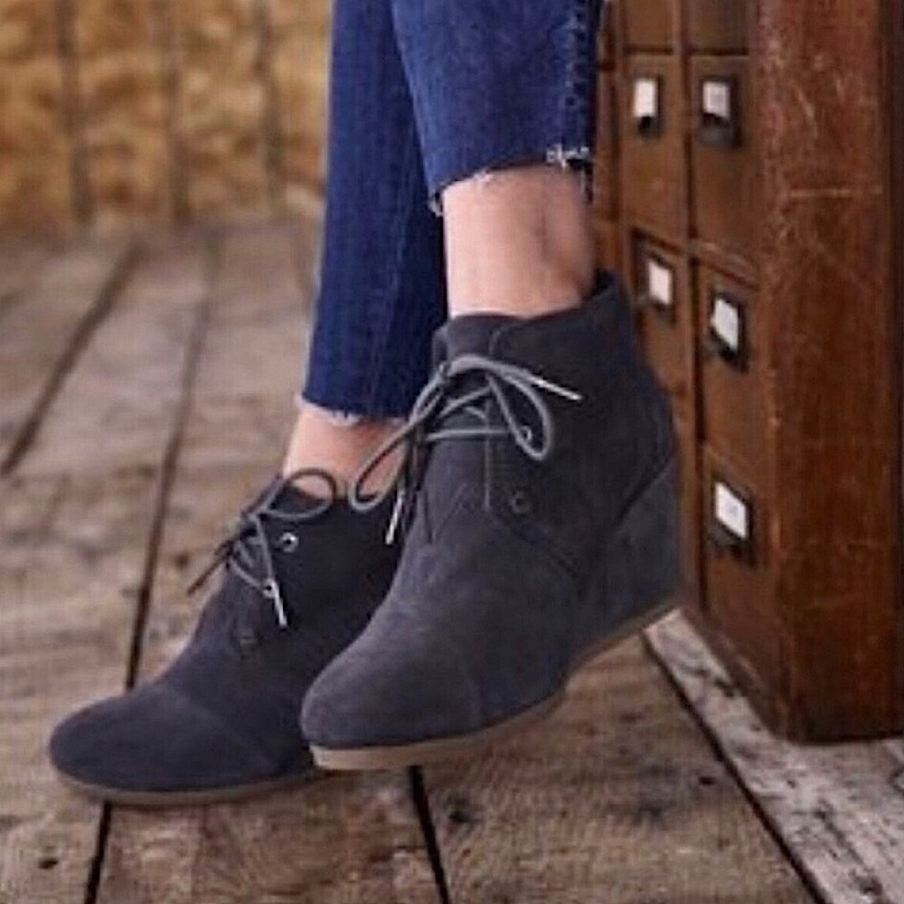 NWOT Toms Desert Wedge Bootie in Black Suede
